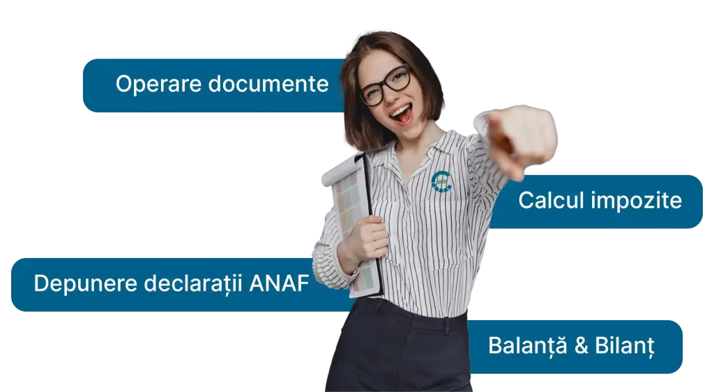 Contabilă, femeie zâmbitoare și într-o cămașă în dungi, ținând un dosar și arătând spre cameră, cu serviciile de contabilitate online de la econtabilul.ro afișate în jurul ei