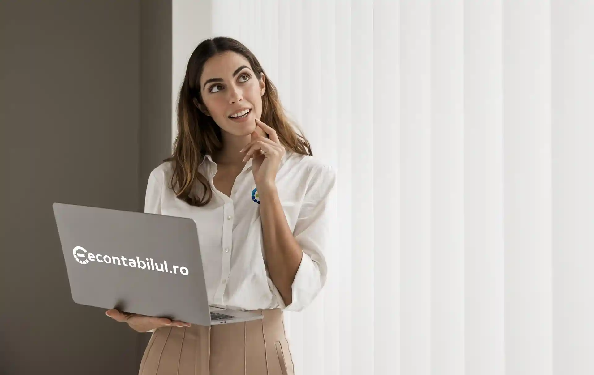 Contabilă profesionistă ținând un laptop cu logo-ul econtabilul.ro și având o expresie de curiozitate